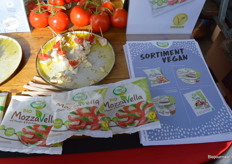 Hij liet proeven van de nieuwe vegan mozzarellabolletjes. 